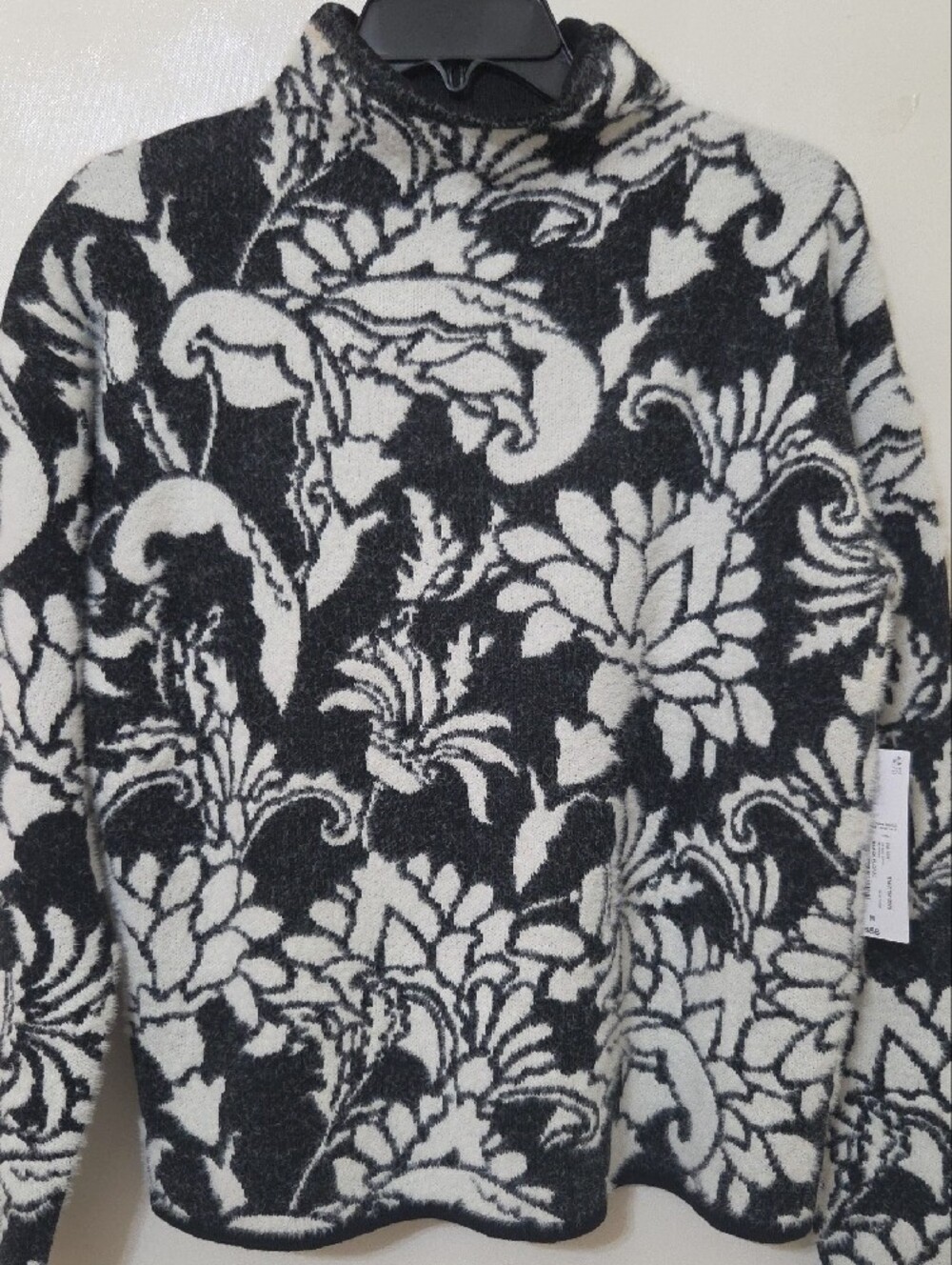 Liz Claiborne Women's Black & White Floral Knit Turtleneck Sweater - Size M NEW